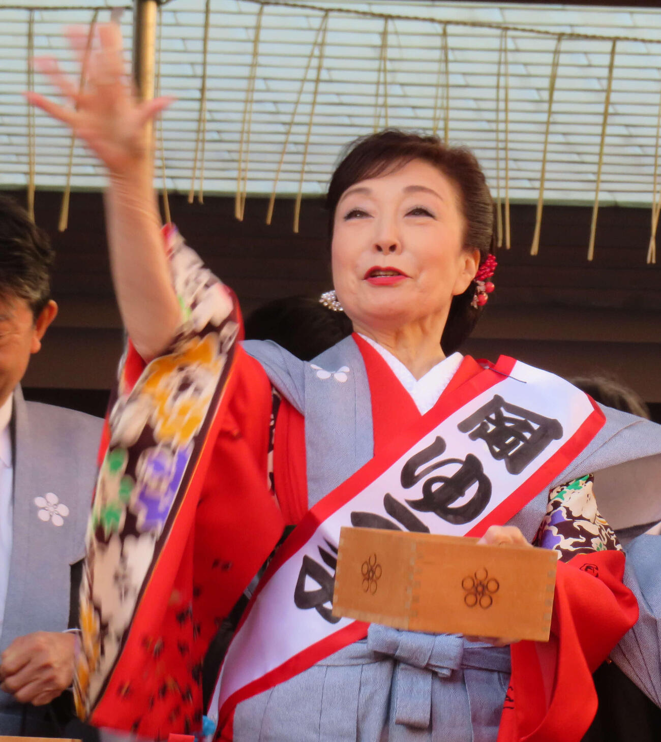 節分会で豆をまく岡ゆう子