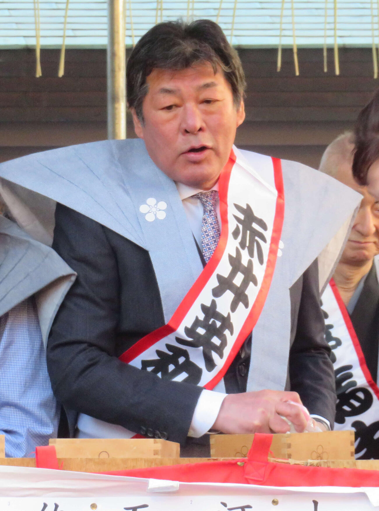 節分会で豆をまく赤井英和