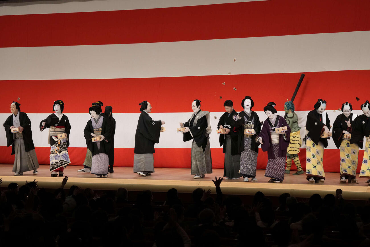 歌舞伎座節分祭で豆まきを行う「猿若祭二月大歌舞伎」出演者たち