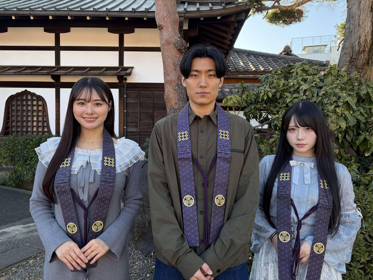 護国寺で行われた節分祭に参加した、左から豊島心桜、松谷鷹也、Mumeixxx