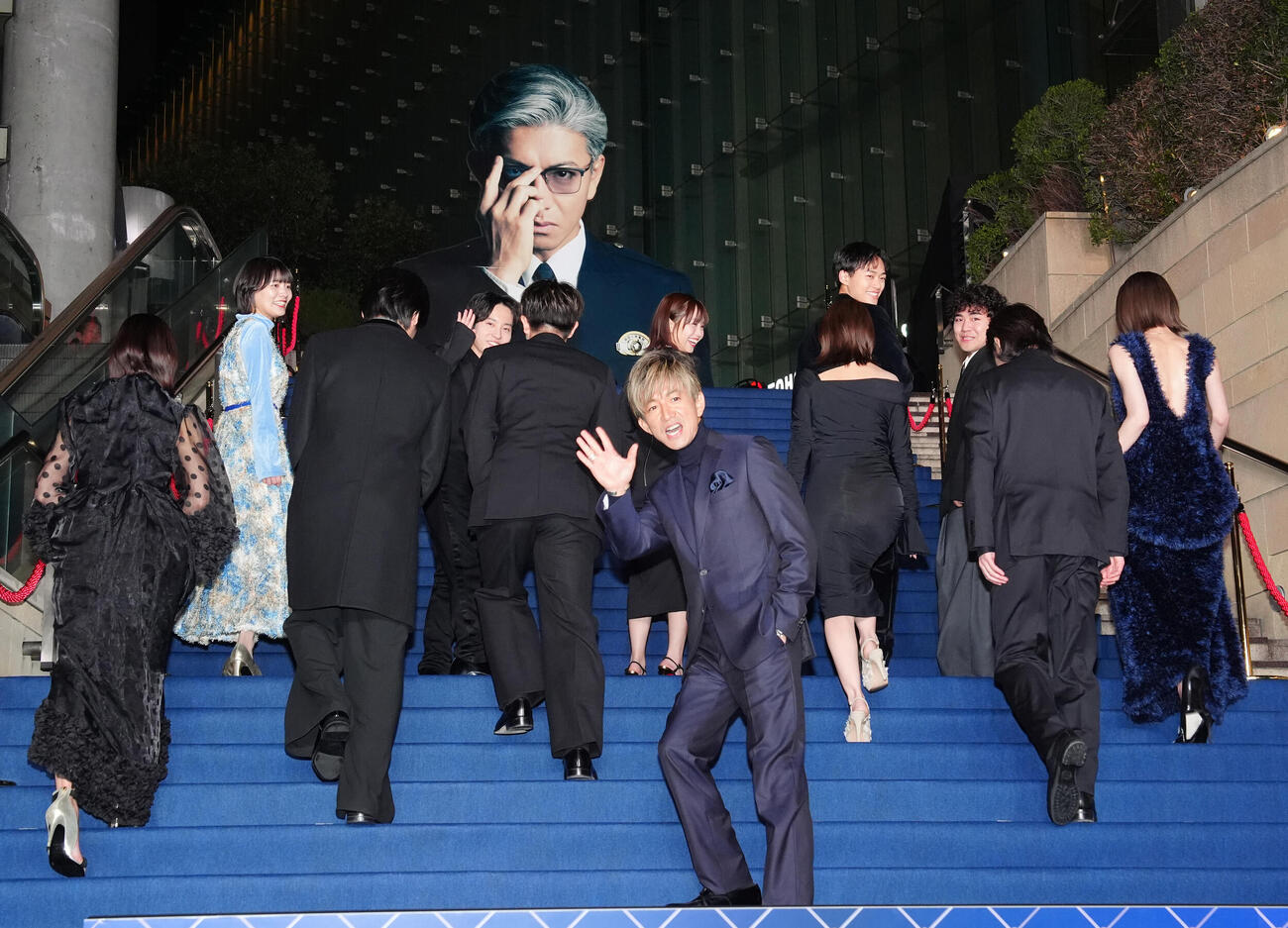 映画「教場Requiem」のカーペットアライバルイベントを終え、手を振る木村拓哉（手前）（撮影・江口和貴）