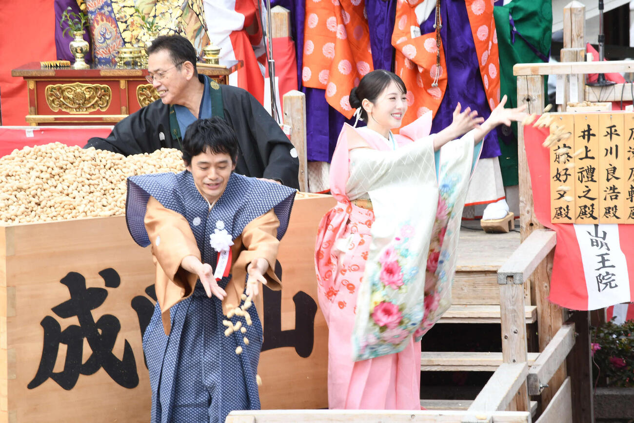 成田山不動尊（成田山大阪別院明王院）の節分祭で豆をまく池松壮亮（左）と浜辺美波（撮影・阪口孝志）