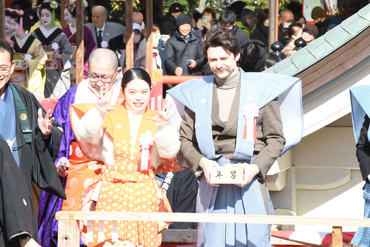 成田山不動尊（成田山大阪別院明王院）の節分祭に出席した髙石あかり（左）とトミー・バストウ（撮影・阪口孝志）