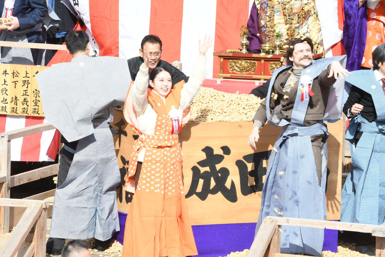 成田山不動尊（成田山大阪別院明王院）の節分祭で豪快に豆をまく髙石あかり（中央）（撮影・阪口孝志）