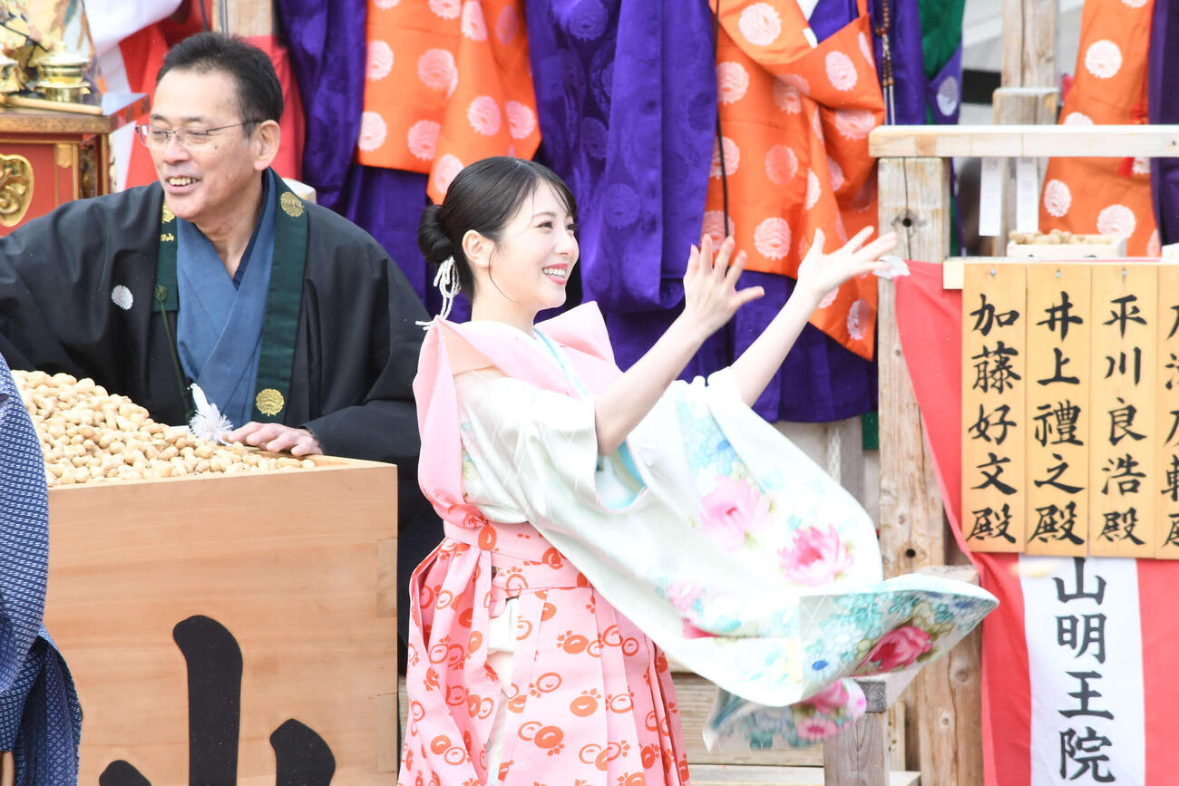 成田山不動尊（成田山大阪別院明王院）の節分祭で豆をまく浜辺美波（撮影・阪口孝志）