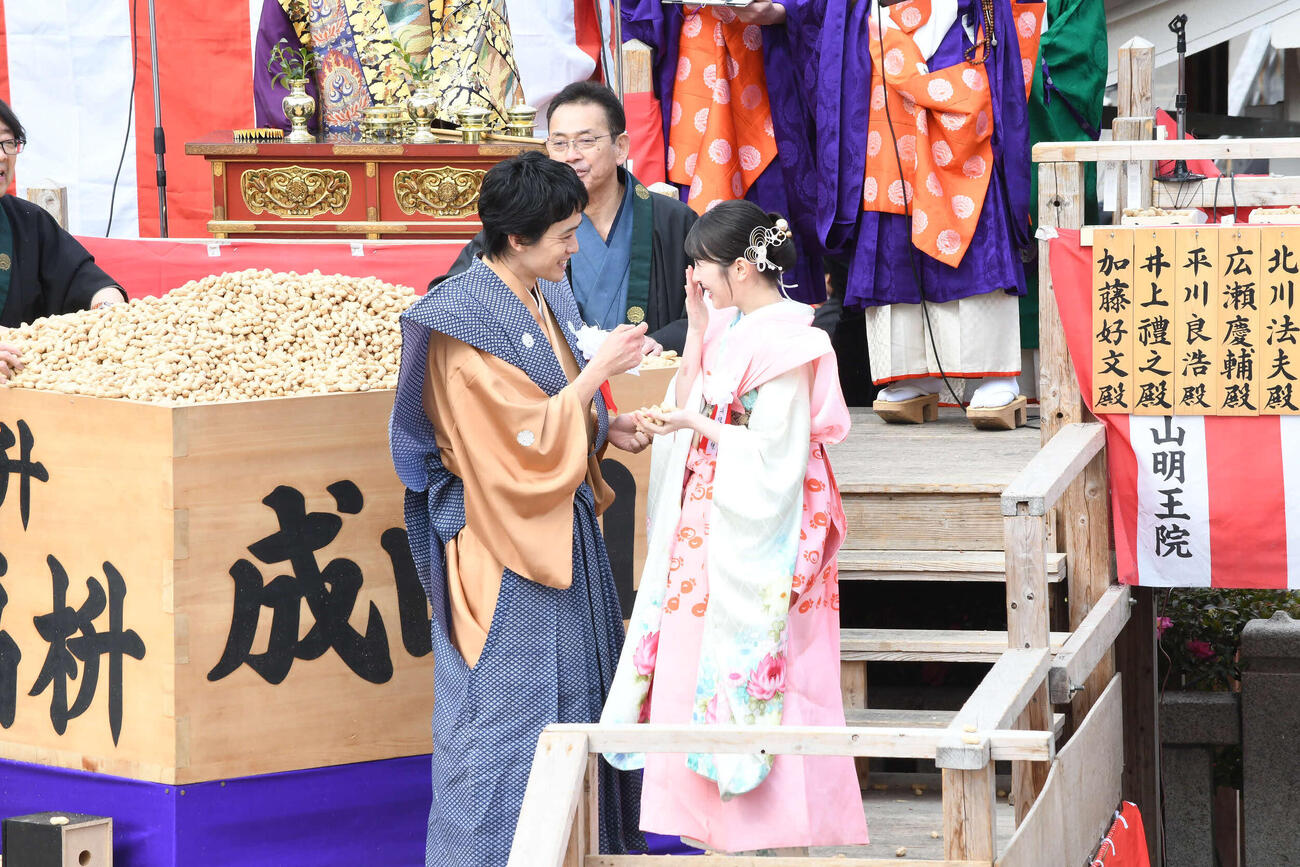 成田山不動尊（成田山大阪別院明王院）の節分祭で笑いあう池松壮亮（左）と浜辺美波（撮影・阪口孝志）