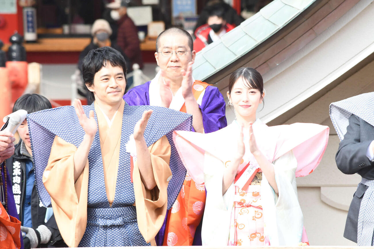 成田山不動尊（成田山大阪別院明王院）の節分祭に参加した池松壮亮（左）と浜辺美波（撮影・阪口孝志）