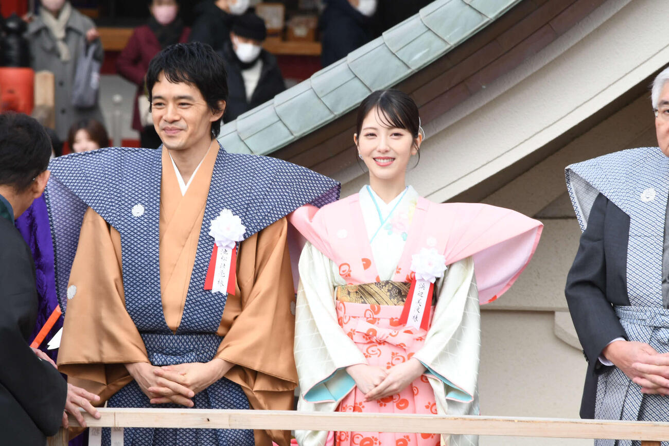 成田山不動尊（成田山大阪別院明王院）の節分祭に参加した池松壮亮（左）と浜辺美波（撮影・阪口孝志）