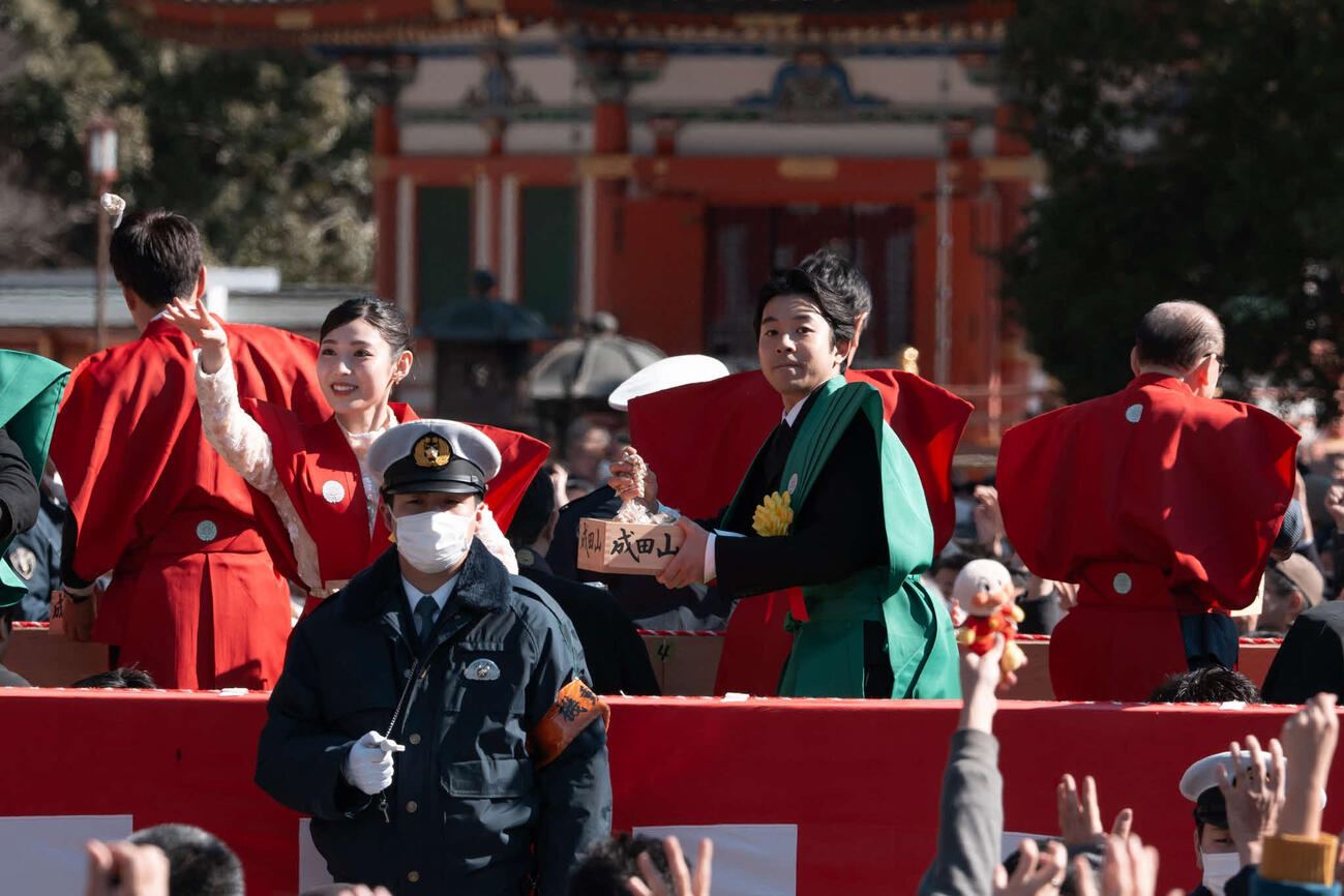 成田山新勝寺の節分会に出席した白石聖（左）と仲野太賀