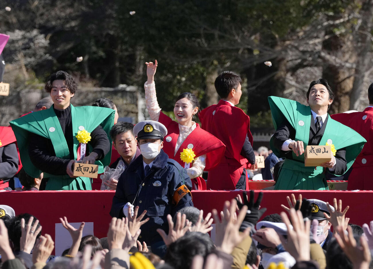 成田山新勝寺の節分会で、豆をまくNHK大河ドラマ「豊臣兄弟！」の白石聖さん（中央）、仲野太賀さん（右）ら（共同）