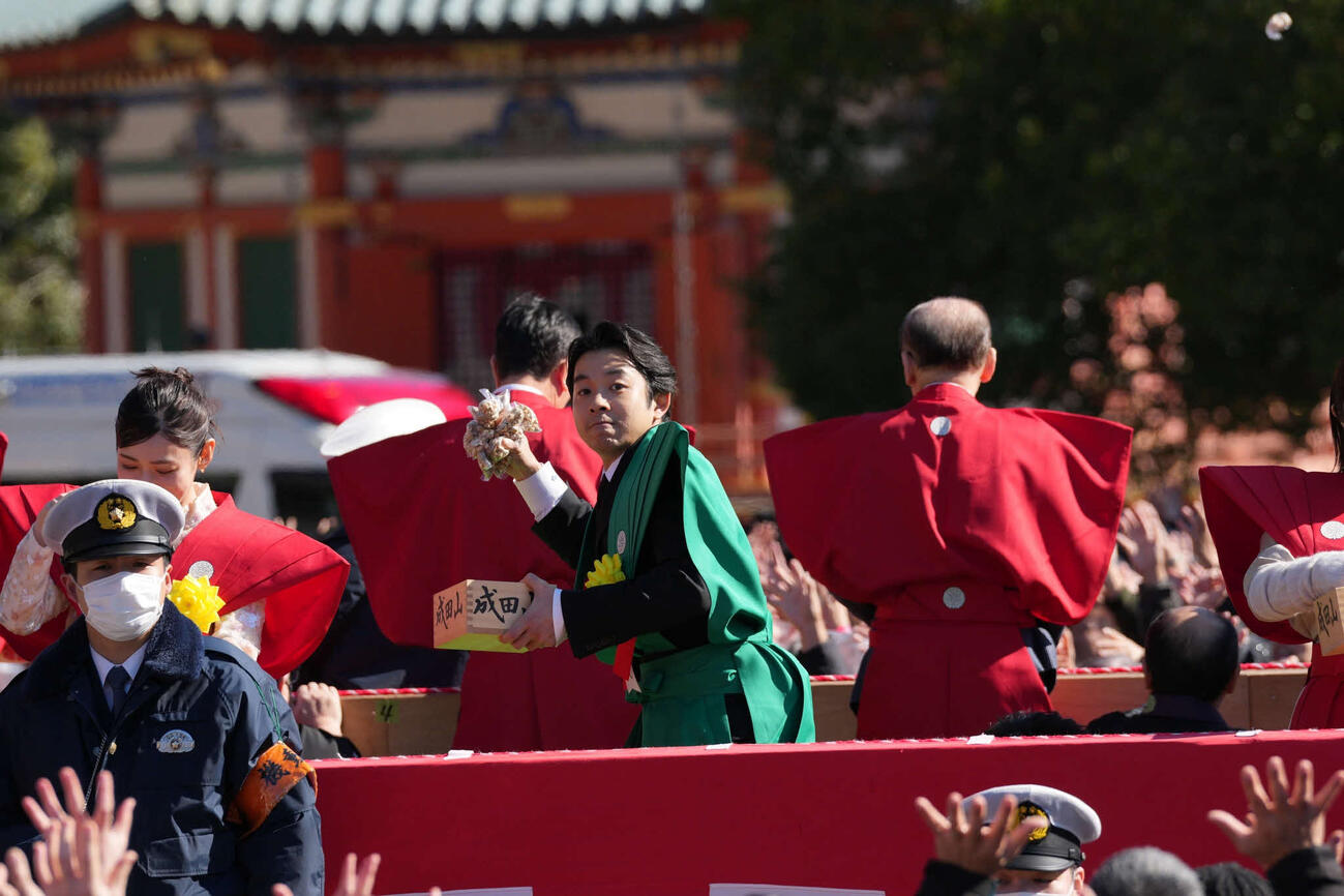 成田山新勝寺の節分会で豆を投げる仲野太賀
