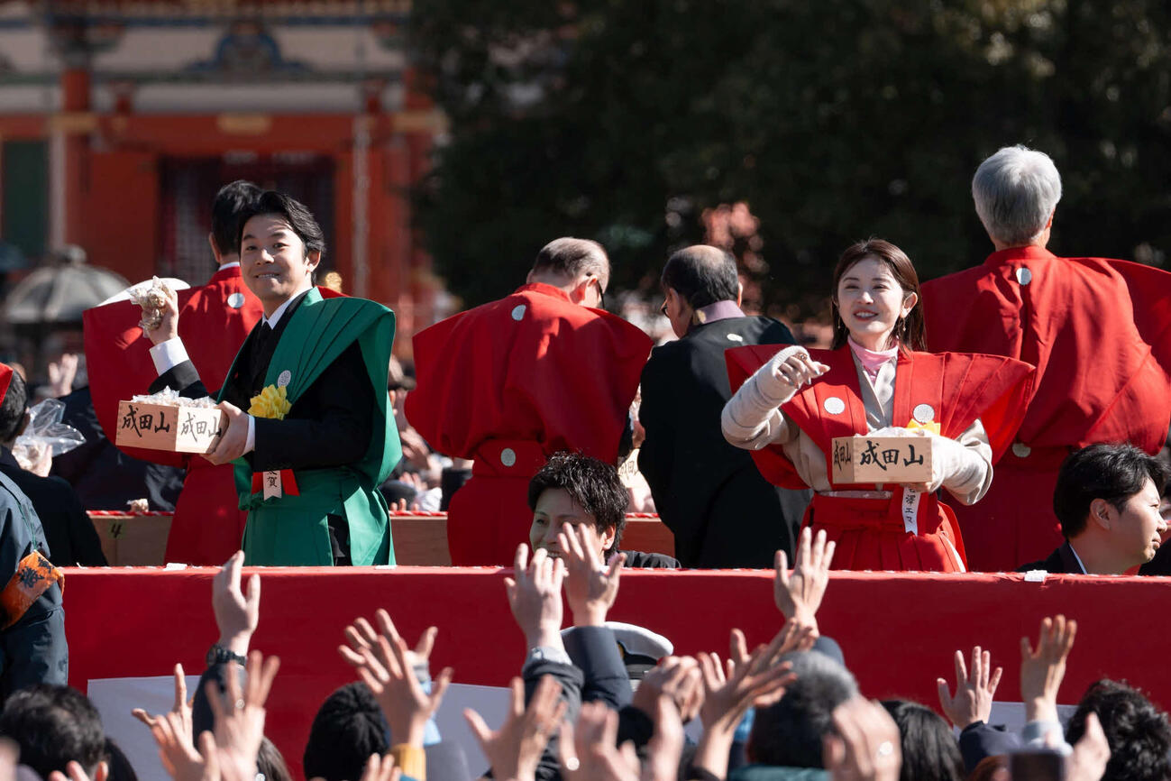成田山新勝寺の節分会に出席した仲野太賀（左）と宮澤エマ