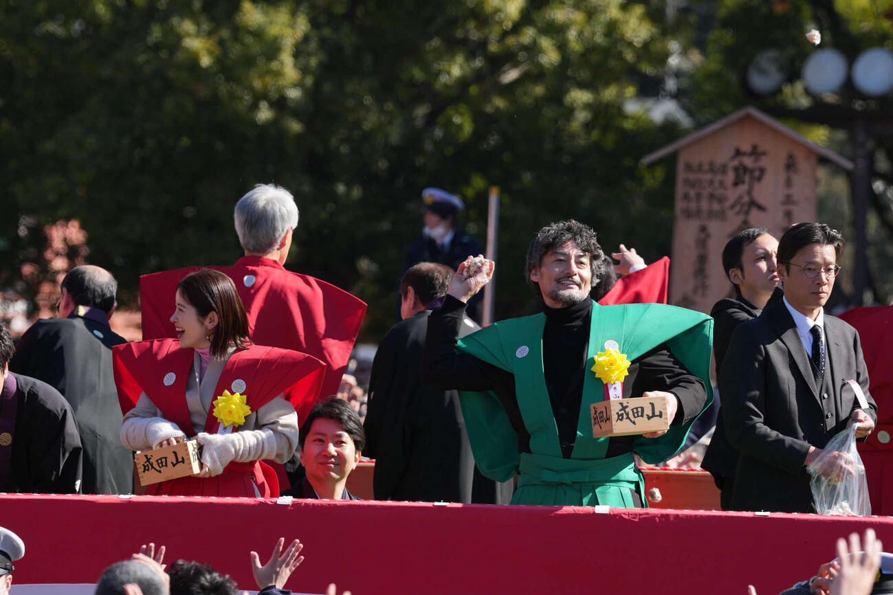 成田山新勝寺の節分会に出席した宮澤エマ（左）と山口馬木也