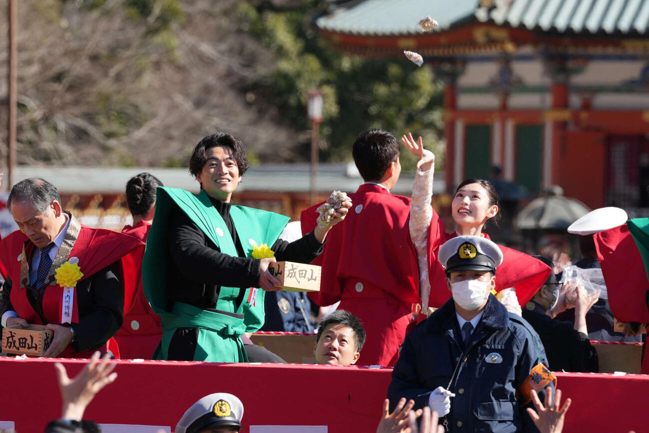 成田山新勝寺の節分会に出席した大東駿介（左）と白石聖