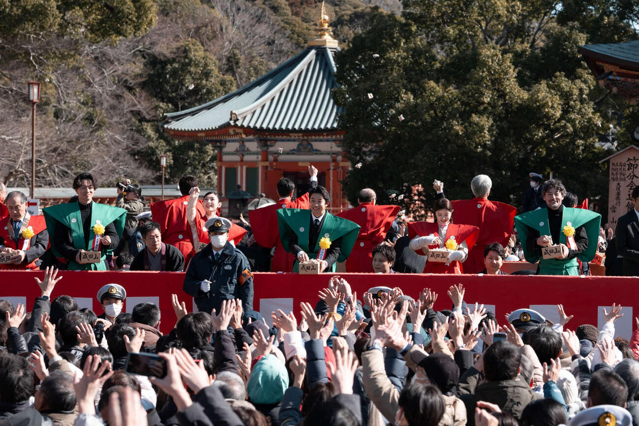 成田山新勝寺の節分会に出席した、左から、大東駿介、白石聖、仲野太賀、宮澤エマ、山口馬木也