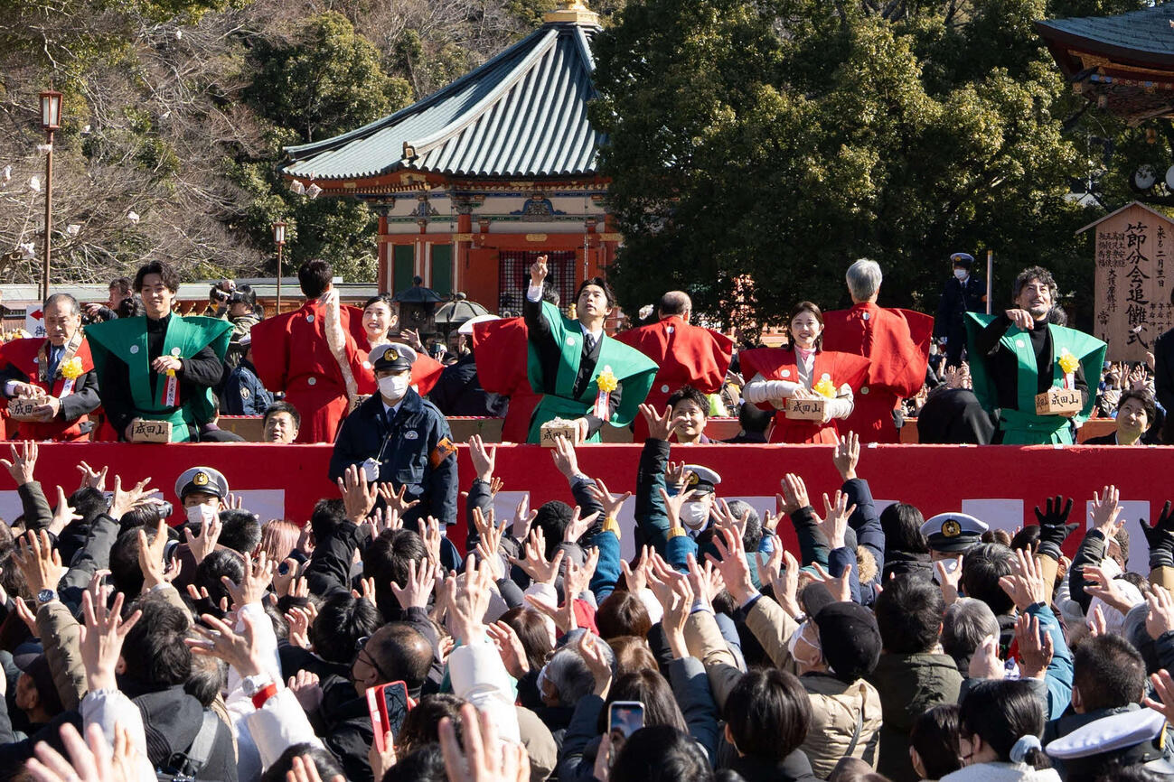 成田山新勝寺の節分会に出席した、左から、大東駿介、白石聖、仲野太賀、宮澤エマ、山口馬木也