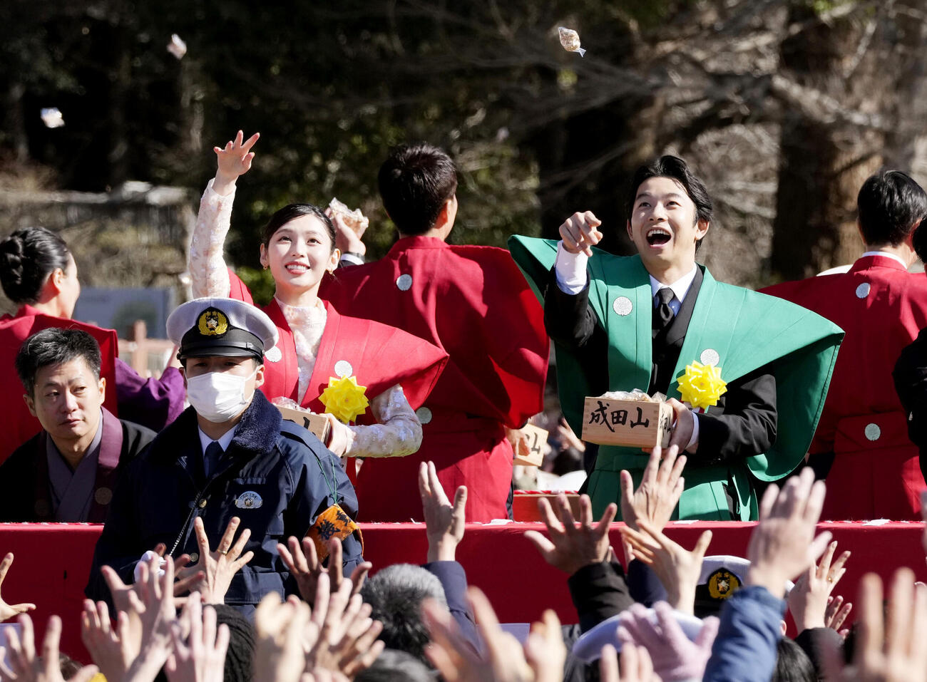 成田山新勝寺の節分会で、豆をまくNHK大河ドラマ「豊臣兄弟！」の仲野太賀さん（右）と白石聖さん（共同）