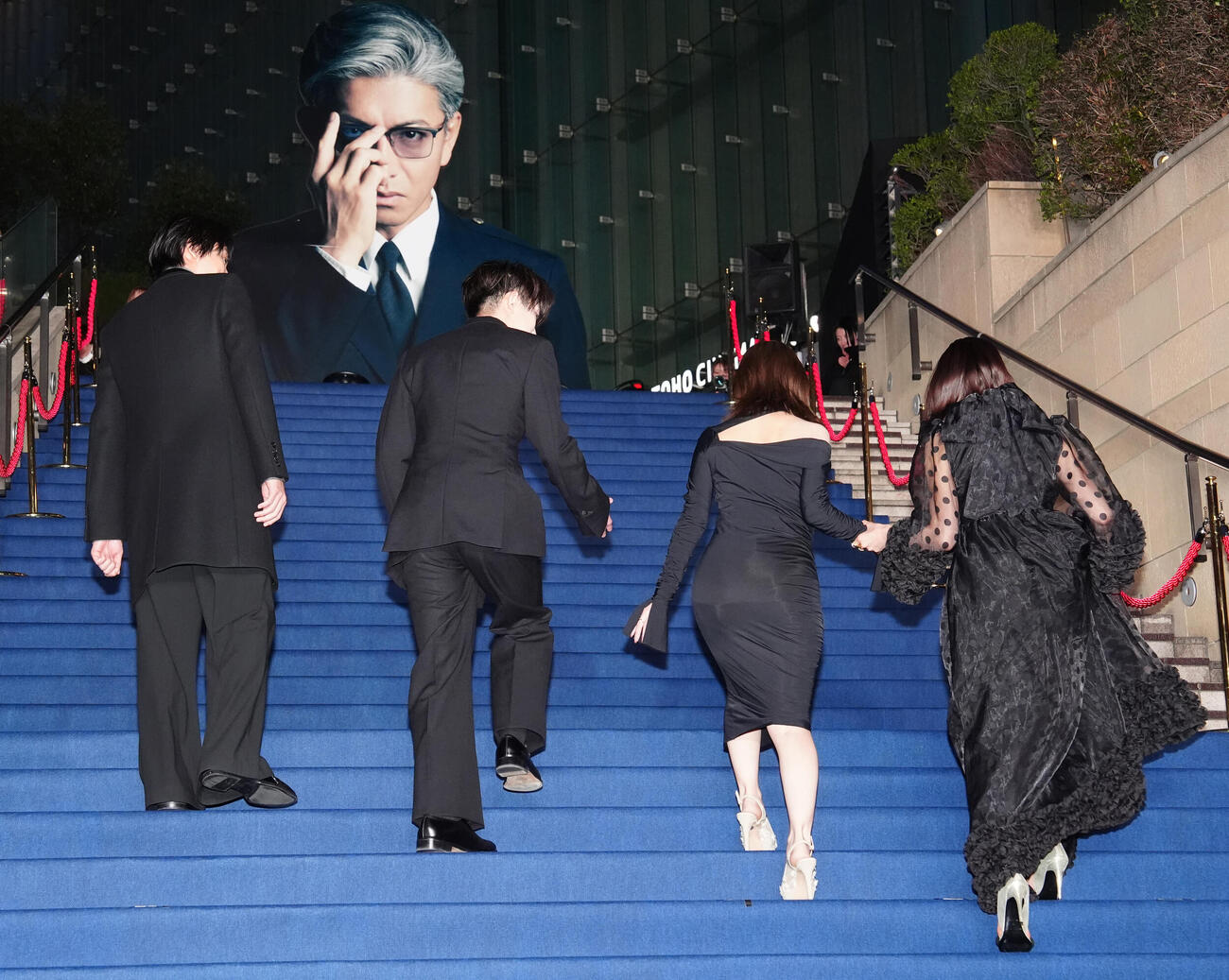 映画「教場Requiem」のカーペットアライバルイベントで階段を上る、左から金子大地、綱啓永、齊藤京子、大友花恋（撮影・江口和貴）