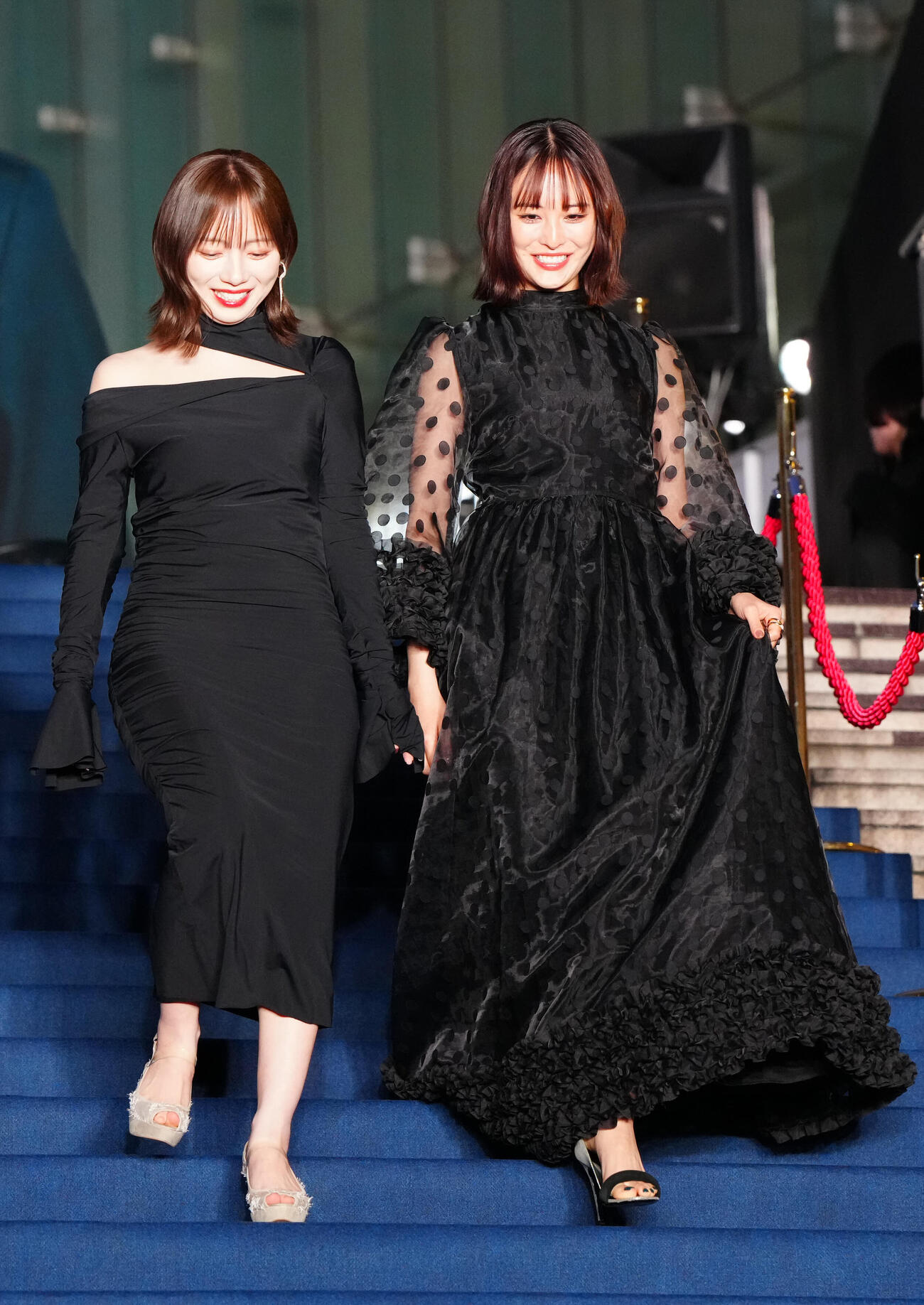映画「教場Requiem」のカーペットアライバルイベントに臨む齊藤京子（左）と大友花恋（撮影・江口和貴）