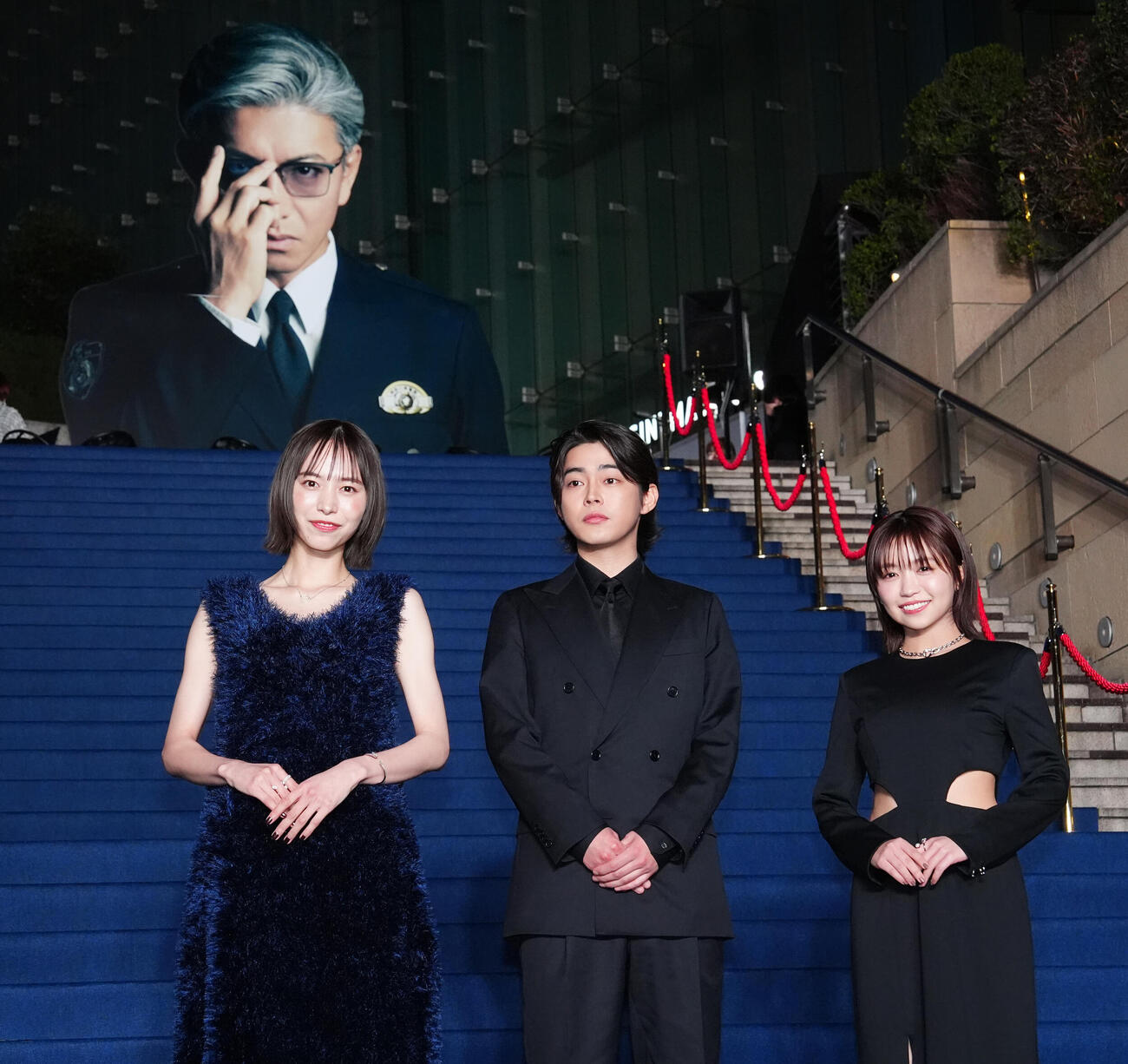 映画「教場Requiem」のカーペットアライバルイベントに臨む、左から井桁弘恵、倉悠貴、大原優乃（撮影・江口和貴）