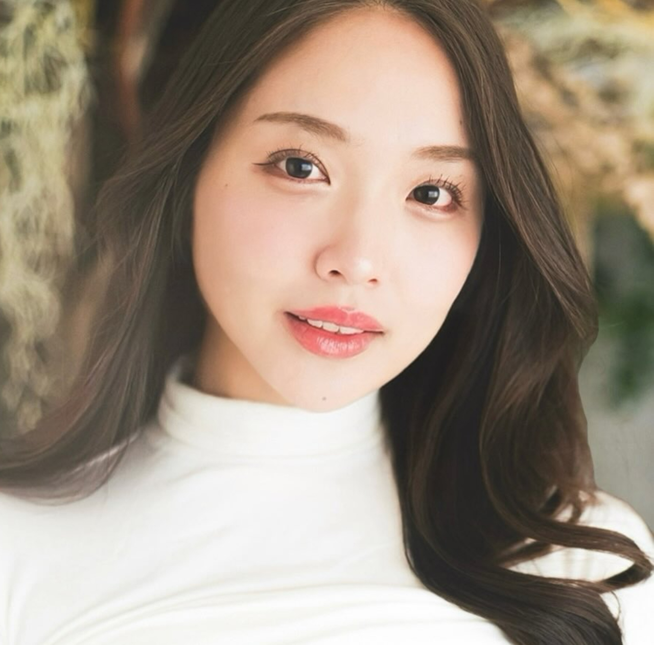 胸元強調セクシーショットを公開（水咲優美のインスタグラムから）