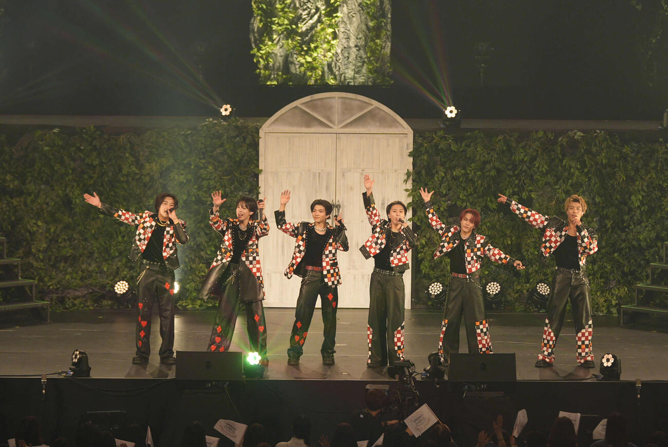 「LIL LEAGUE LIVE TOUR 2026　“Wonder Island”」でパフォーマンスするLIL LEAGUE。左から中村竜大、難波碧空、山田晃大、岡尾真虎、百田隼麻、岩城星那