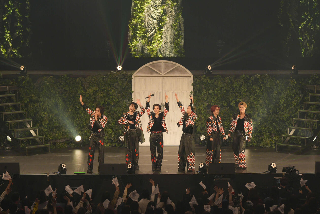 「LIL LEAGUE LIVE TOUR 2026　“Wonder Island”」でパフォーマンスするLIL LEAGUE。左から中村竜大、難波碧空、山田晃大、岡尾真虎、百田隼麻、岩城星那