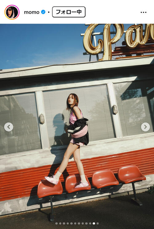 TWICEモモ、Tシャツまくりあげ「美腹筋」「背中も可愛い」ショット