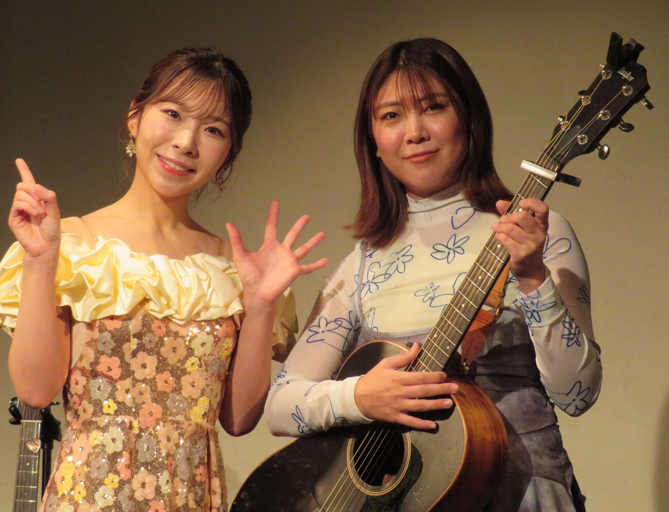 新曲「合鍵」の発売記念イベントを行った岩佐美咲（左）と山崎あおい