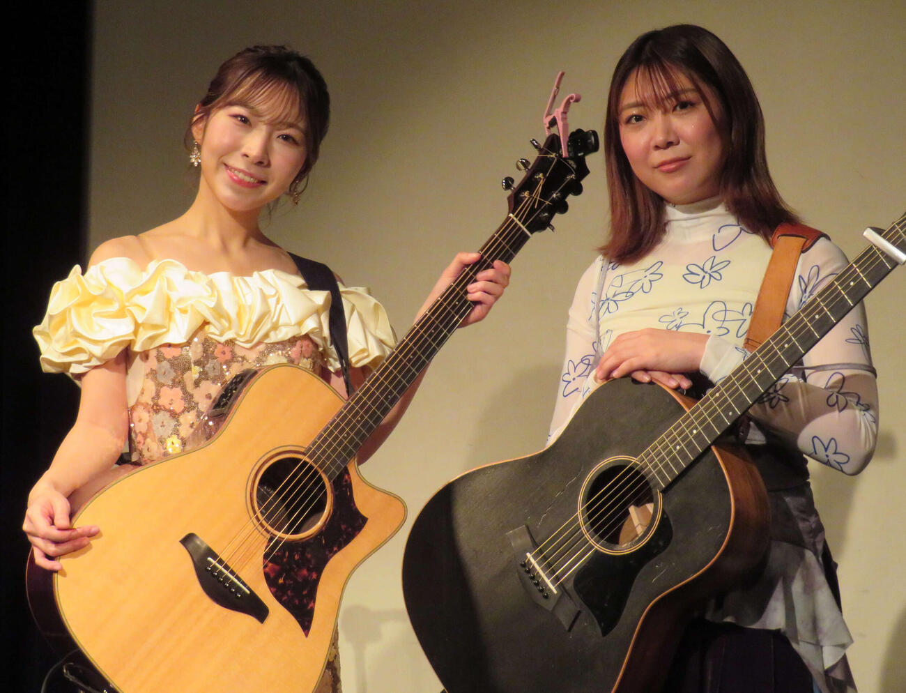 新曲「合鍵」の発売記念イベントを行った岩佐美咲（左）と山崎あおい