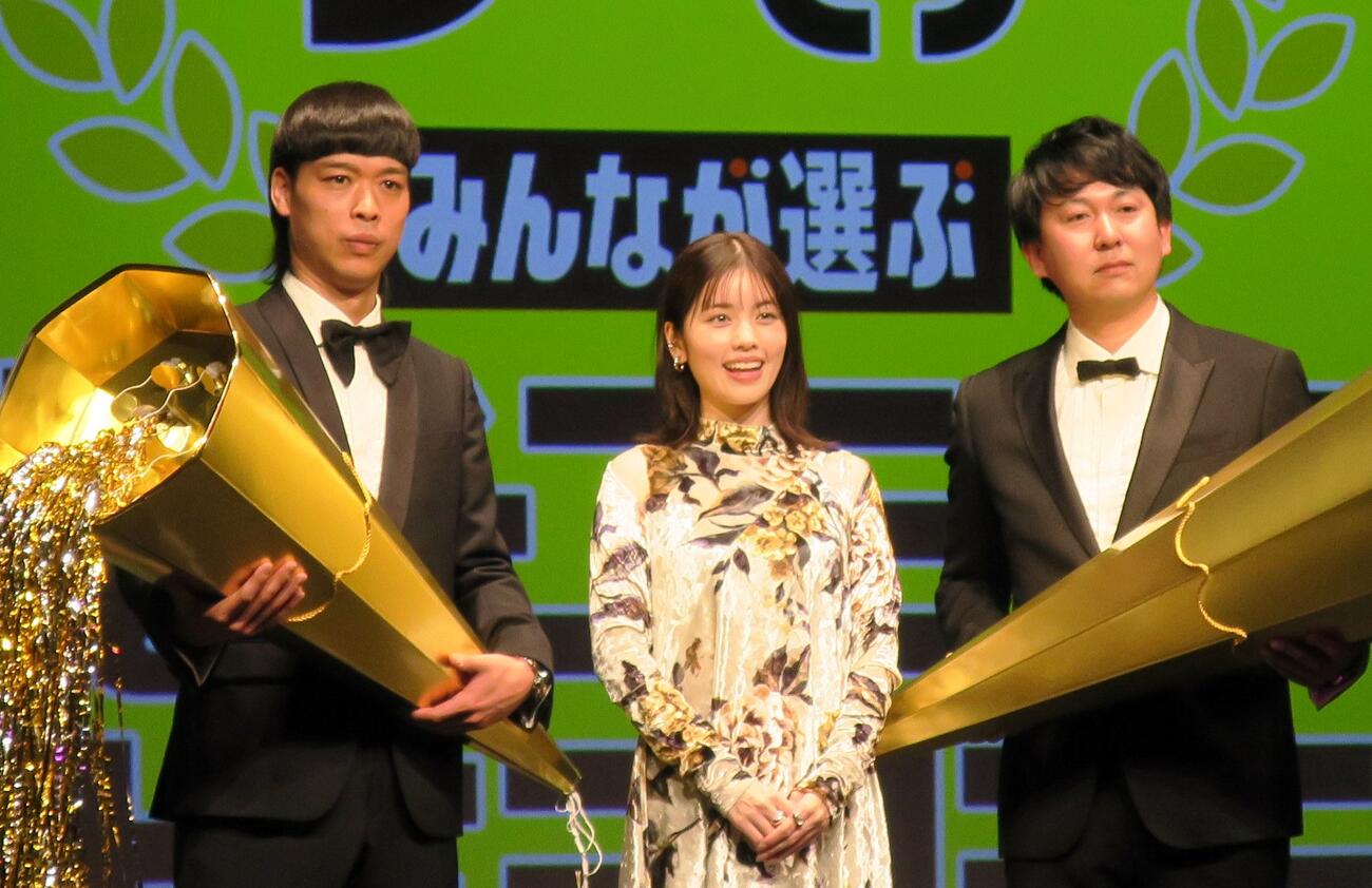 「みんなが選ぶ!!電子コミック大賞2026」授賞式に登場した小芝風花（中央）。左右はバッテリィズのエース、寺家