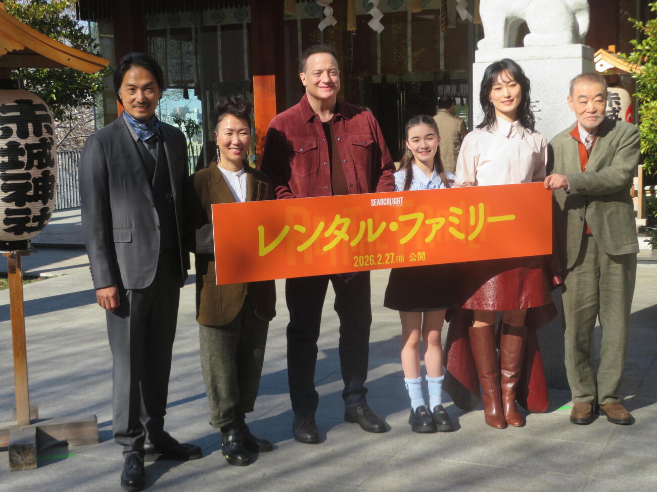 映画「レンタル・ファミリー」のヒット祈願を行った、左から平岳大、HIKARI監督、ブレンダン・フレイザー、ゴーマン　シャノン眞陽、山本真理、柄本明（撮影・川田和博）