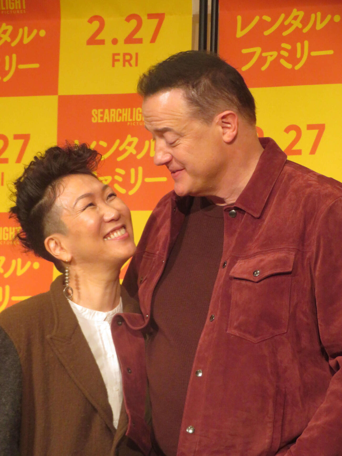 会見後に見つめ合うHIKARI監督（左）とブレンダン・フレイザー（撮影・川田和博）