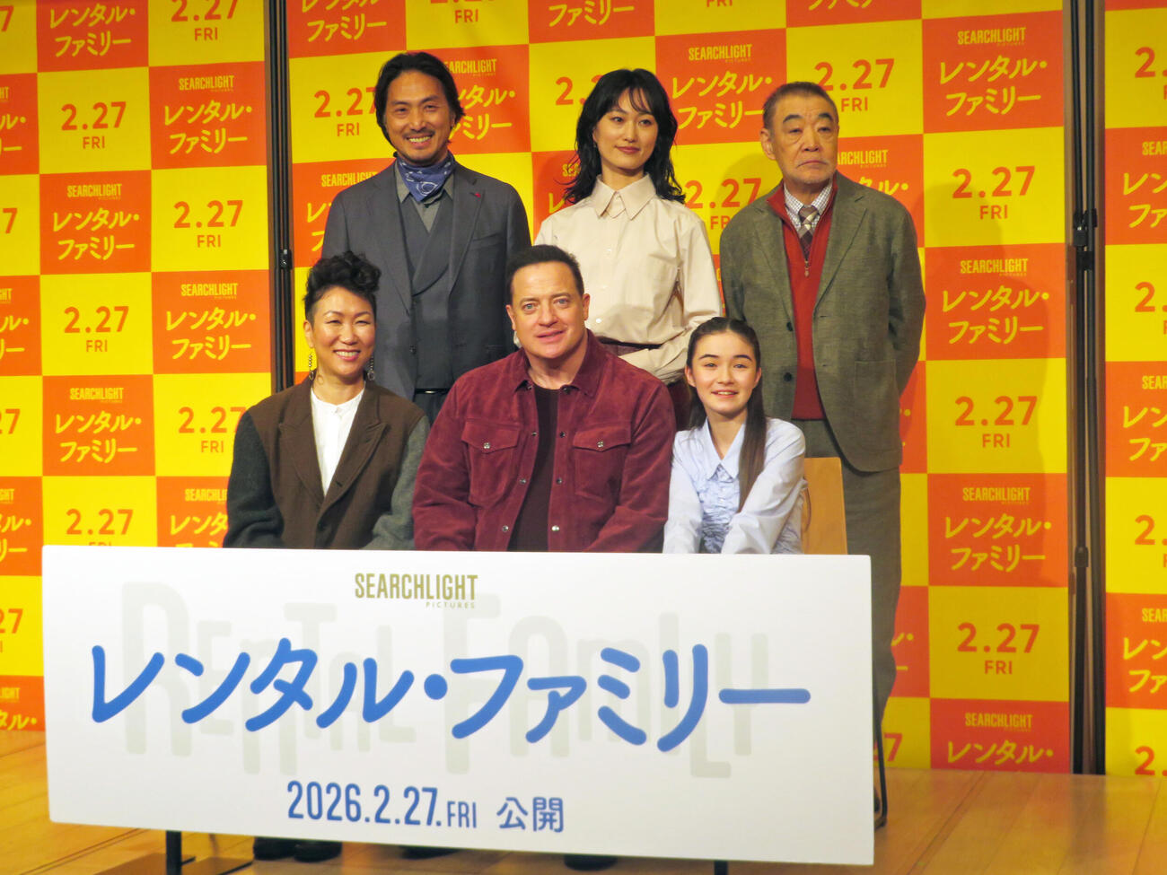 映画「レンタル・ファミリー」来日会見に出席した、前列左からHIKARI監督、ブレンダン・フレイザー、ゴーマン　シャノン眞陽、後列左から平岳大、山本真理、柄本明（撮影・川田和博）