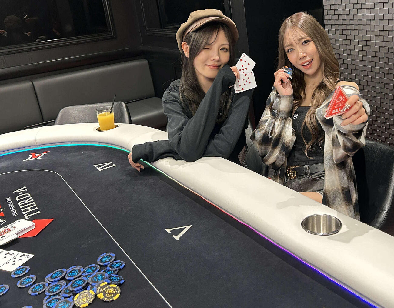 YouTube配信番組「GAL LUCK TV」に出演する、あおぽん（右）とプロポーカープレイヤーのななちゃら