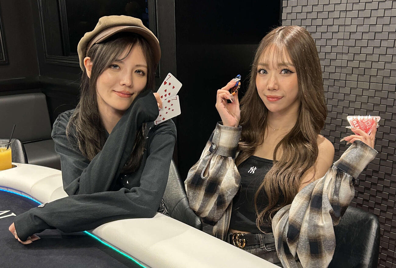 YouTube配信番組「GAL LUCK TV」に出演する、あおぽん（右）とプロポーカープレイヤーのななちゃら