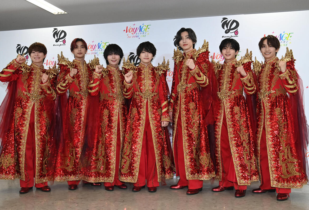 VoyAGEのライブに臨むなにわ男子の（左から）大橋和也、高橋恭平、大西流星、西畑大吾、道枝駿佑、長尾謙杜、藤原丈一郎（撮影・石井愛子）