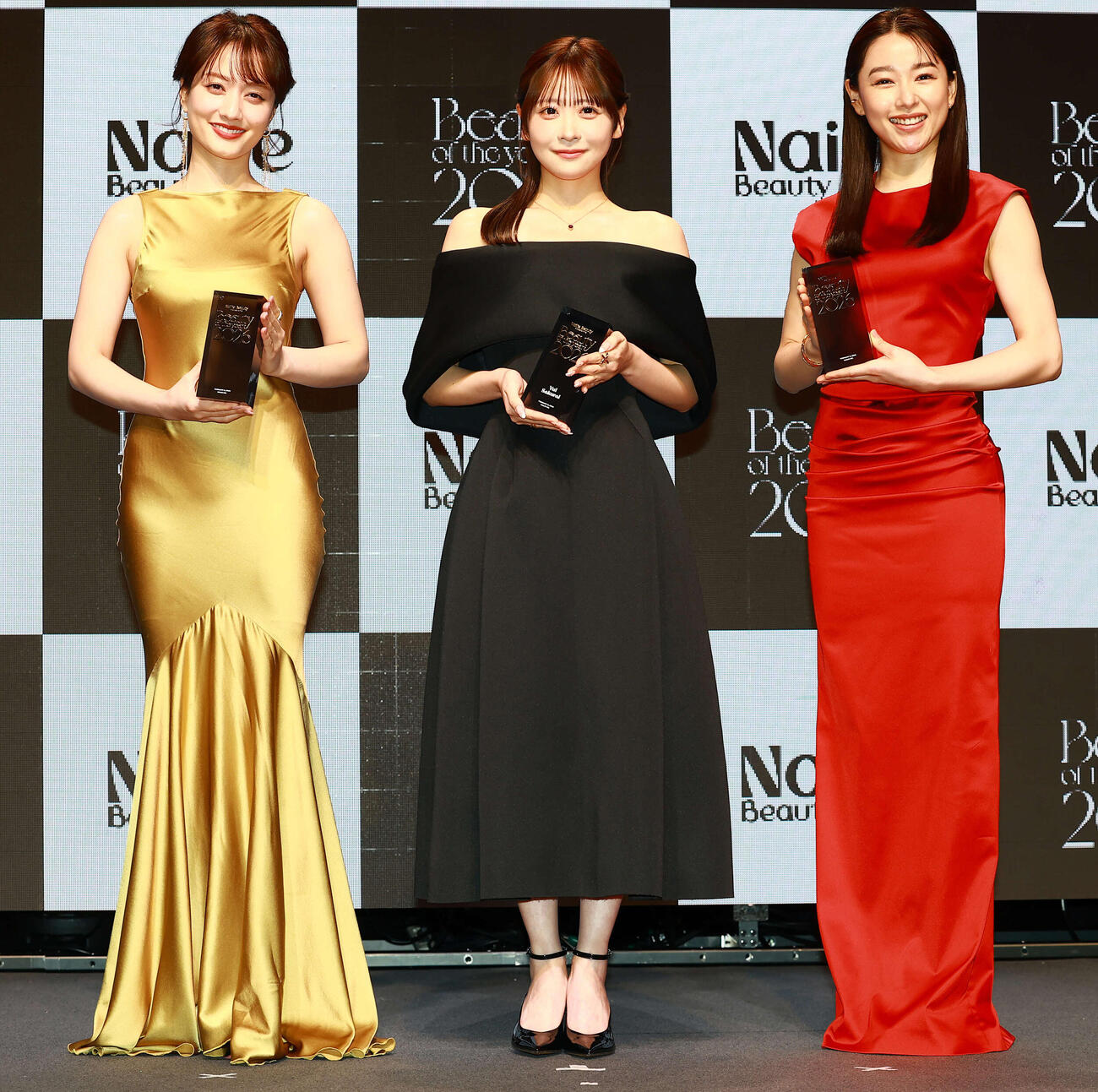 「Beauty of the year 2026」を受賞した、左からアイ部門の谷まりあ、ネイル部門の櫻井優衣、ヘア部門の桜井日奈子（撮影・野上伸悟）