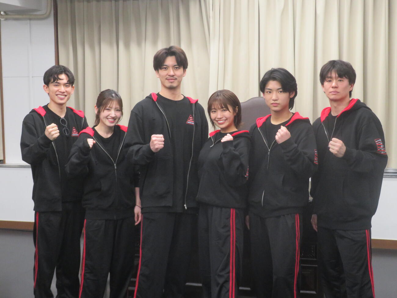 つかこうへい十七回忌特別公演「熱海殺人事件　ラストメッセージ」稽古場公開会見に出席した、左から百名ヒロキ、村山彩希、新井敦史、大原優乃、横田大雅、高橋龍樹（撮影・川田和博）