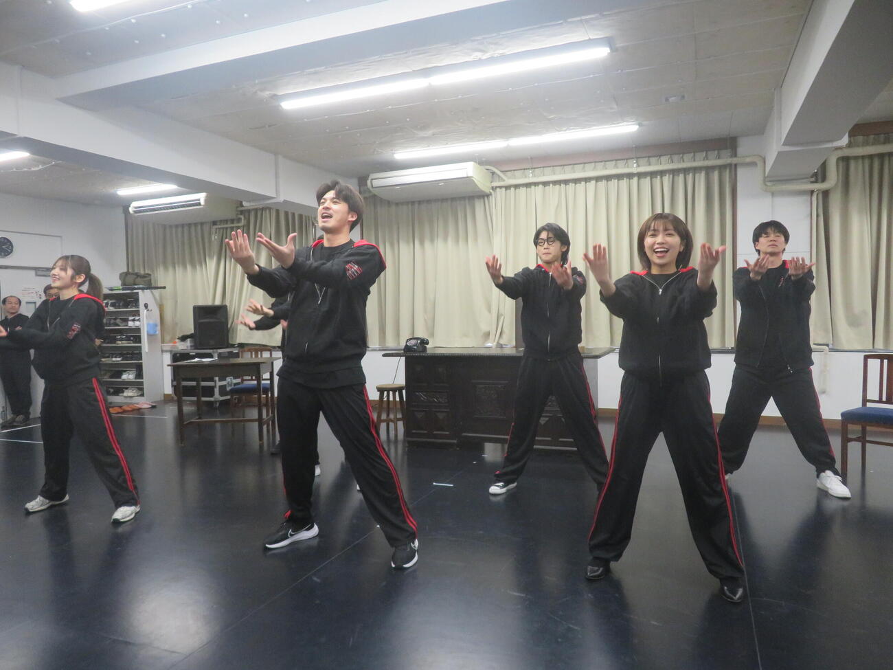 稽古を披露するキャスト陣（撮影・川田和博）