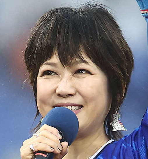 DeNA対阪神　開始前、セレモニアルピッチを務めるLINDBERG渡瀬マキ（2024年4月）
