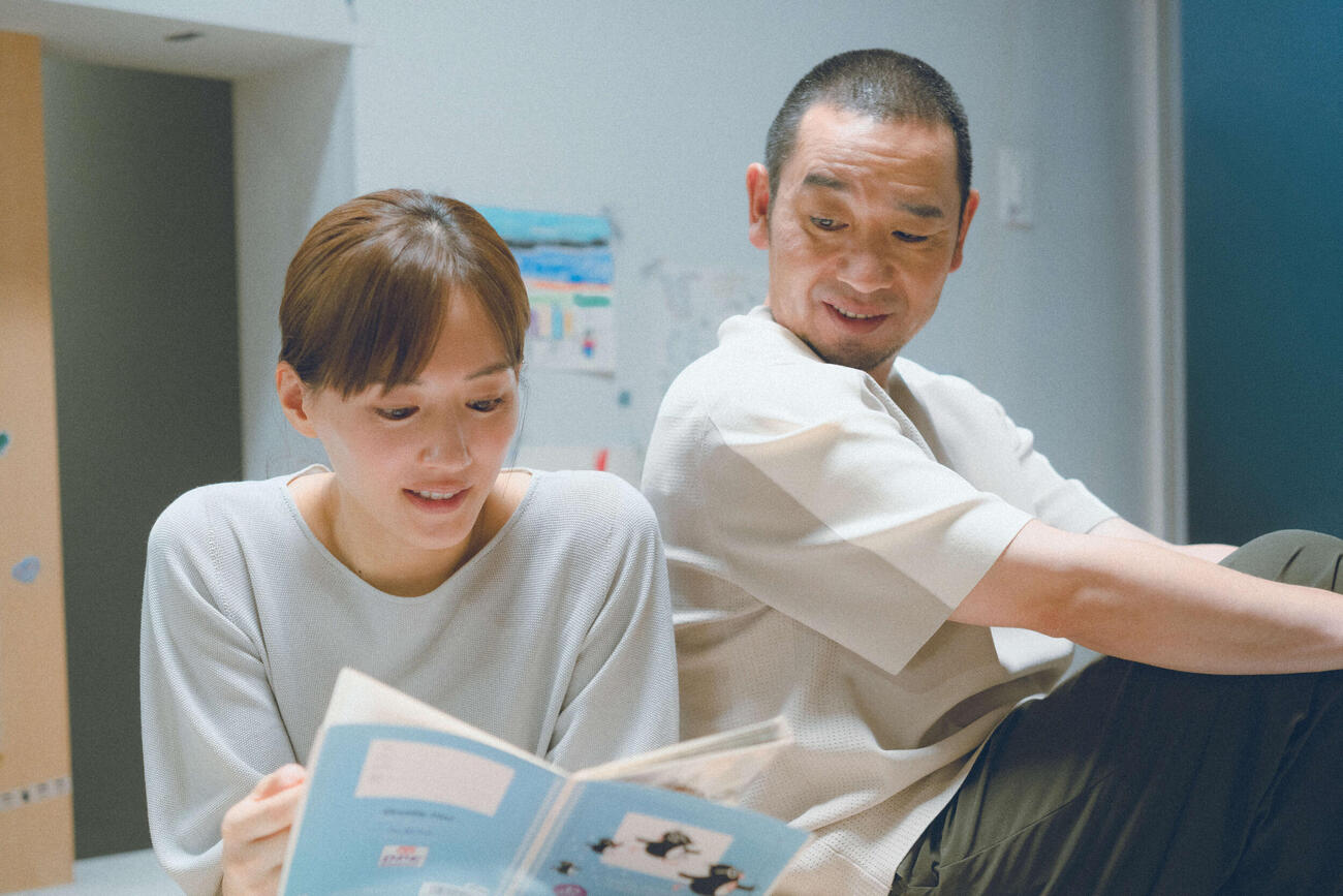 是枝裕和監督の新作映画「箱の中の羊」で夫婦を演じる千鳥の大悟と綾瀬はるか（C）2026フジテレビジョン・ギャガ・東宝・AOI Pro
