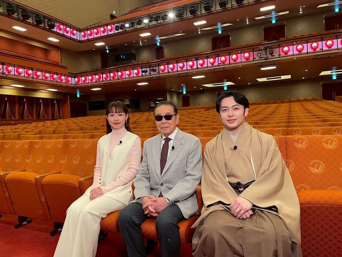 歌舞伎座を訪れた左から渡辺瑠海テレビ朝日アナウンサー、タモリと歌舞伎俳優の中村莟玉