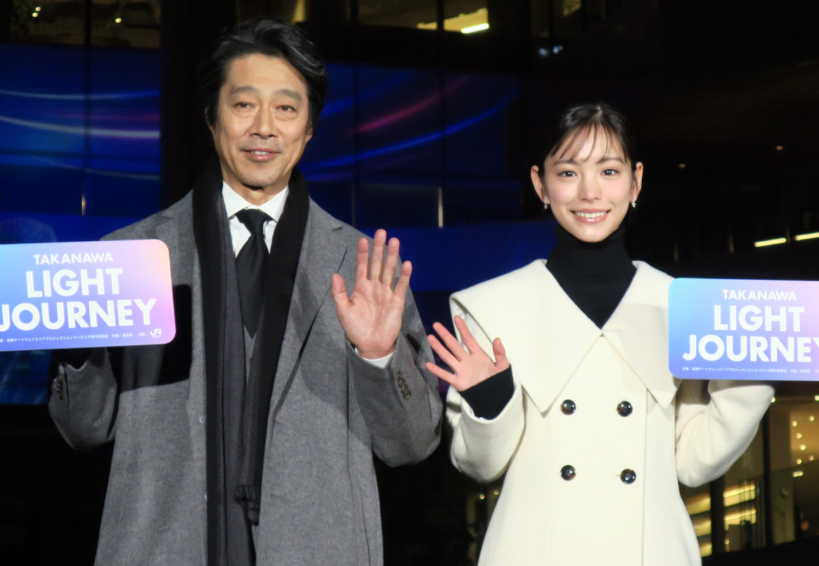 「TAKANAWA　LIGHT　JOURNEYオープニングイベント」に登場した堤真一（左）、當真あみ（右）