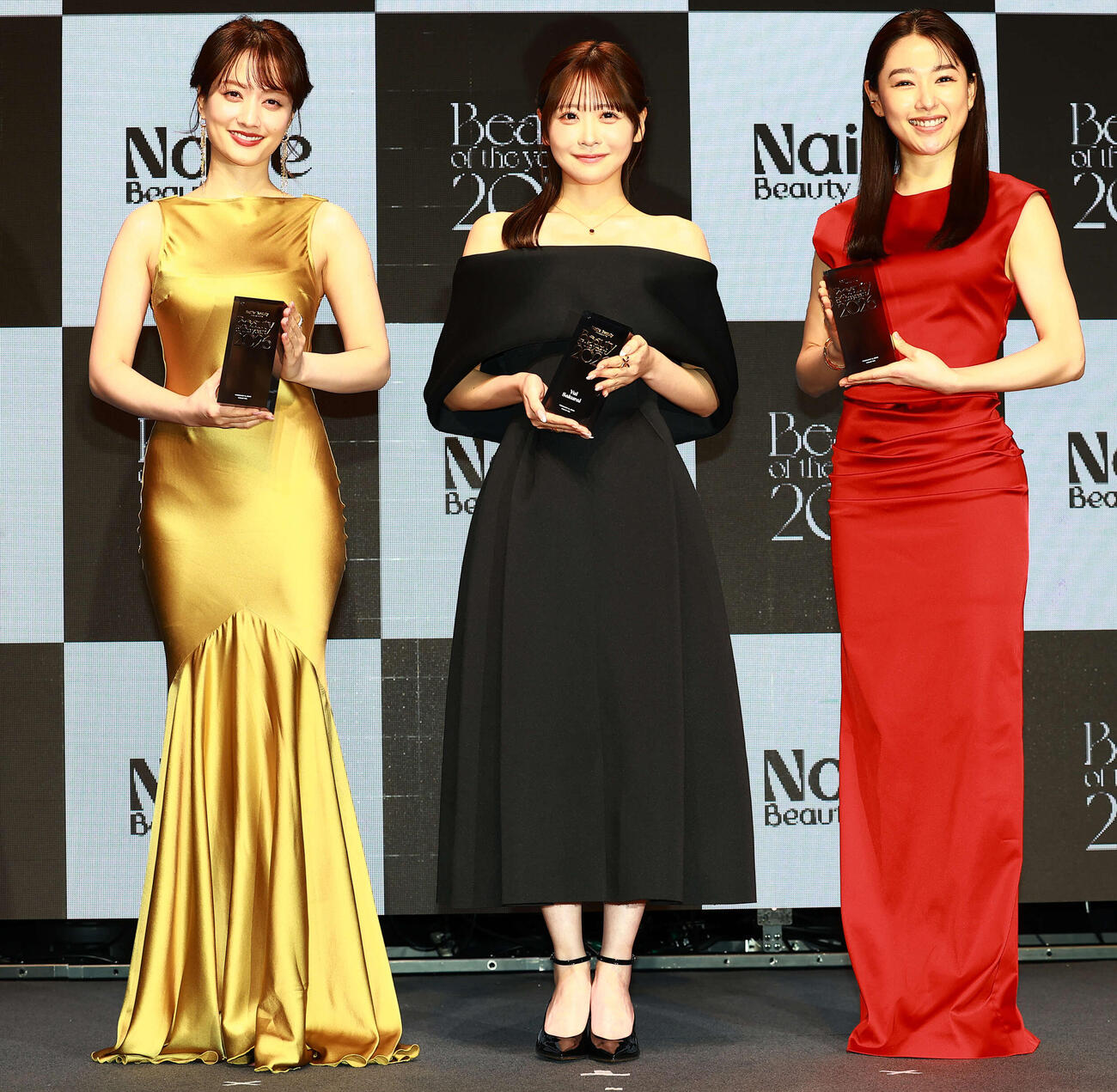 「Beauty of the year 2026」を受賞した、左からアイ部門の谷まりあ、ネイル部門の櫻井優衣、ヘア部門の桜井日奈子（撮影・野上伸悟）
