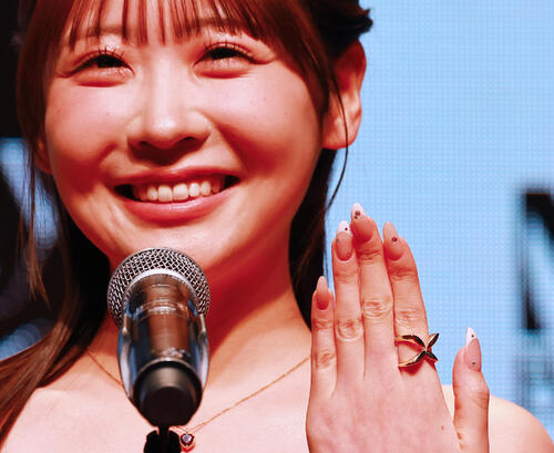 FRUITS ZIPPER櫻井優衣「シンプルだけど輝く」指先のネイル披露 流行も