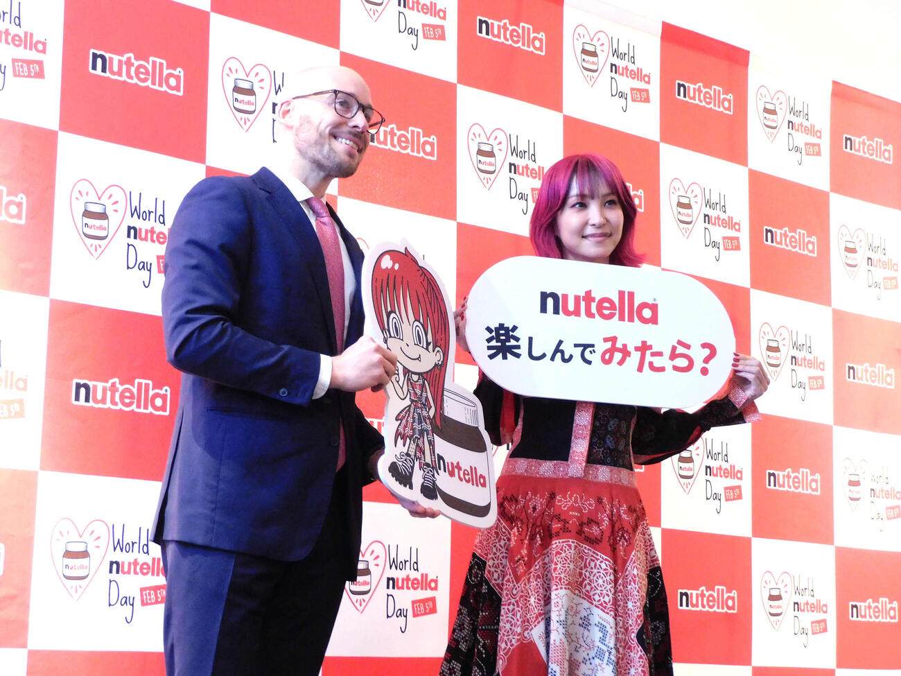 ヌテラのアンバサダーに就任した歌手のLiSA（右）（撮影・寺本吏輝）