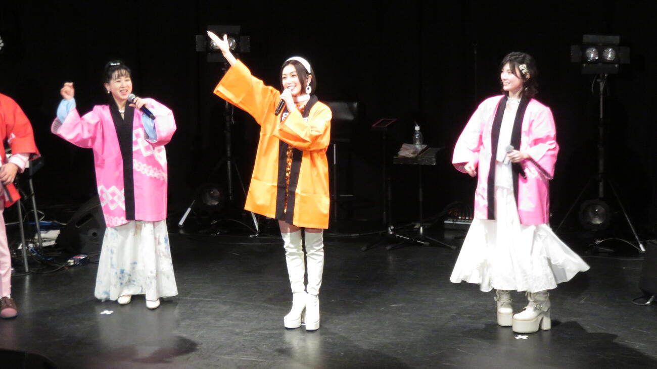 法被姿で「のりピー音頭」を歌いながら客席後ろからステージに登場した酒井法子（中）。左は西村知美、右は岡田奈々