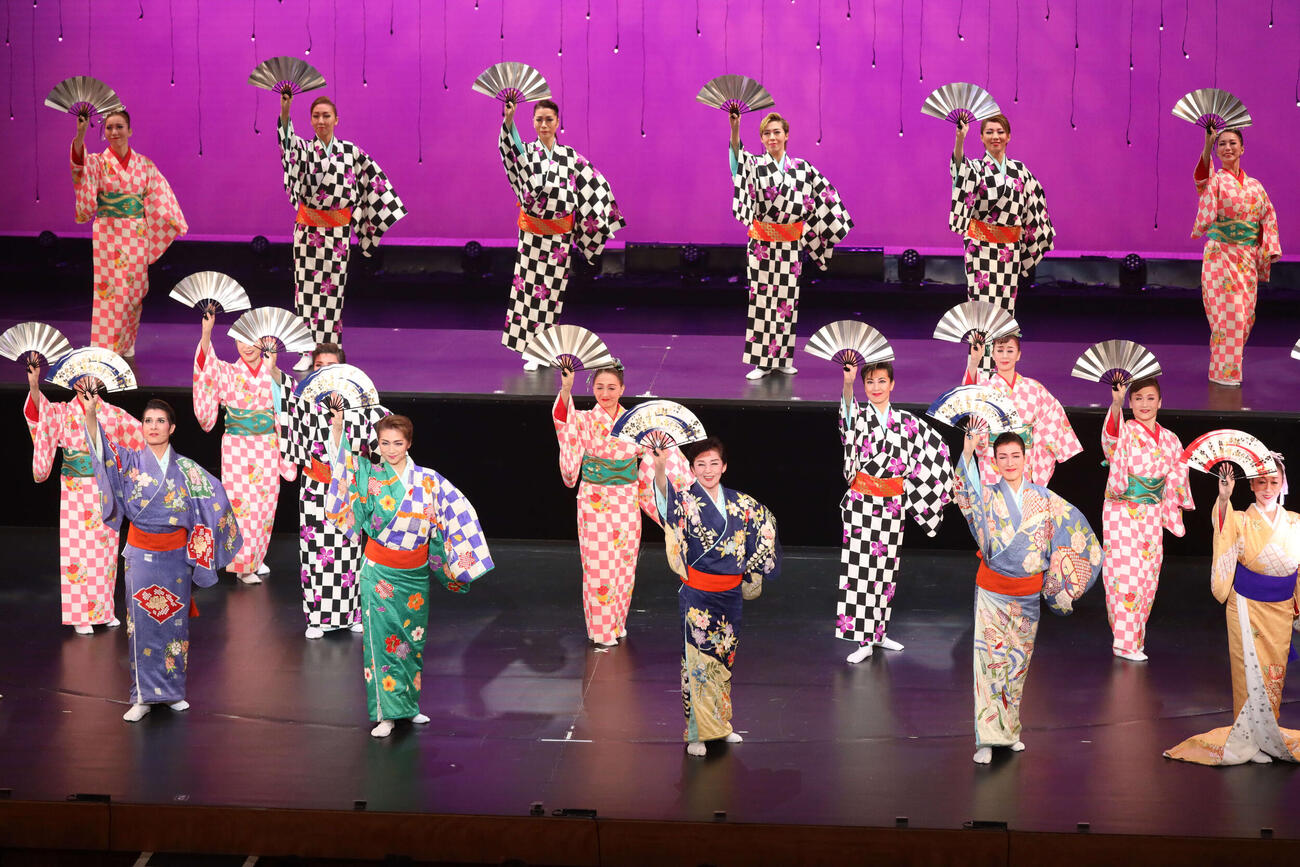 大阪松竹座さよなら公演「OSK日本歌劇団　OG公演FINAL」の様子（C）松竹
