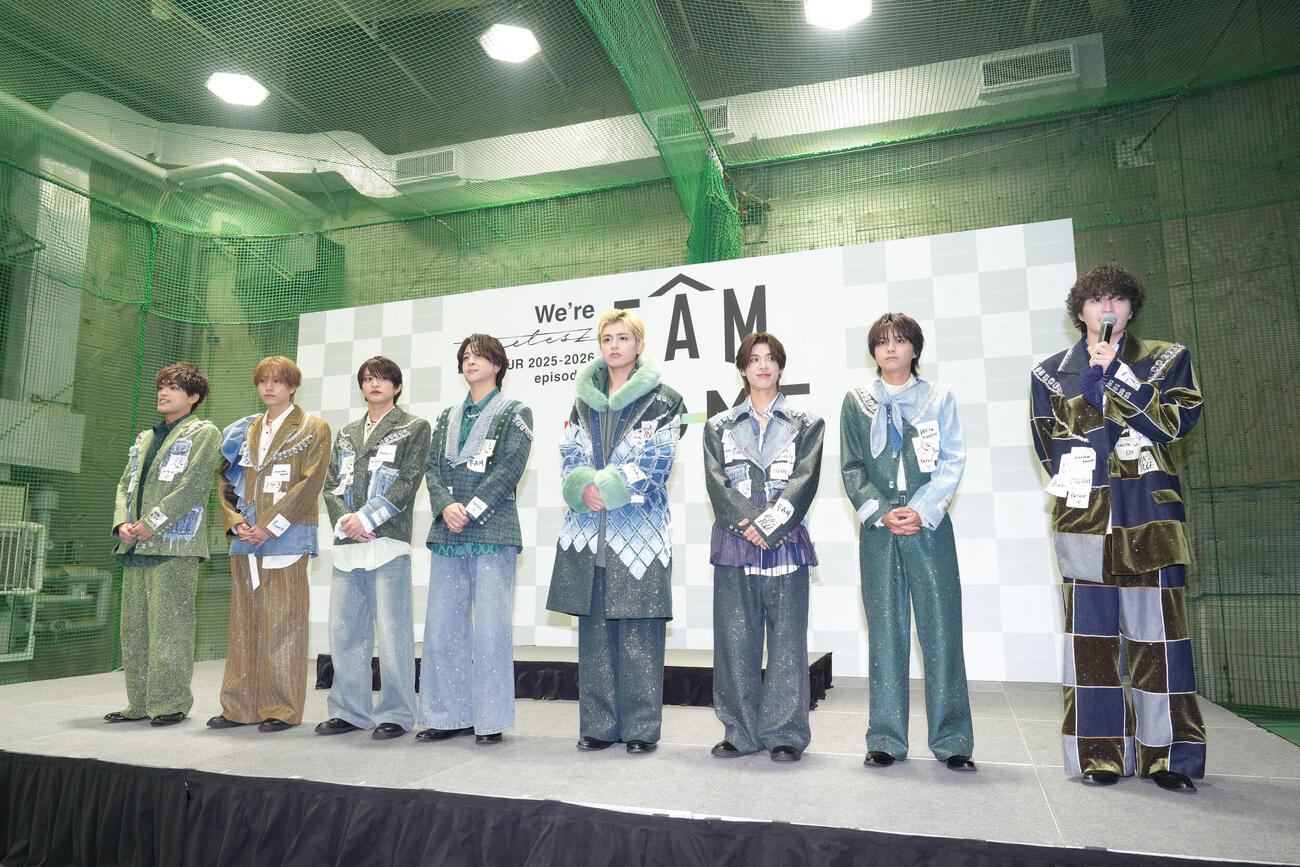 取材に応じ、あいさつするtimelesz。左から原嘉孝、橋本将生、猪俣周杜、寺西拓人、篠塚大輝、松島聡、佐藤勝利、菊池風磨（撮影・足立雅史）